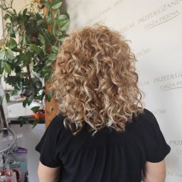 Blond afroloki do ramion z jasnymi pasemkami