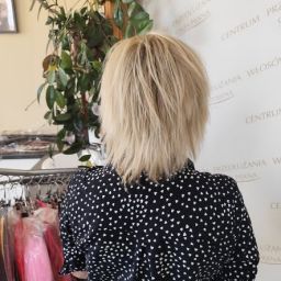 Krótkie blond włosy przed założeniem afroloków