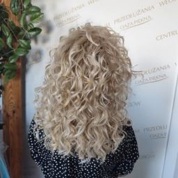Blond afroloki do łopatek po zabiegu u tej samej klientki