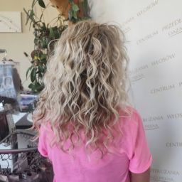 Blond afroloki upięte w półkucyk na czubku głowy