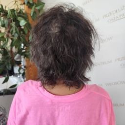 Krótkie, puszyste włosy naturalne przed stylizacją afroloków