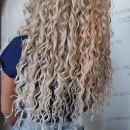 Blond afroloki sięgające bioder, gęste i sprężyste