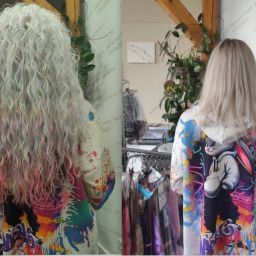 Porównanie przed i po: blond bob oraz długie afroloki z pastelowymi pasmami