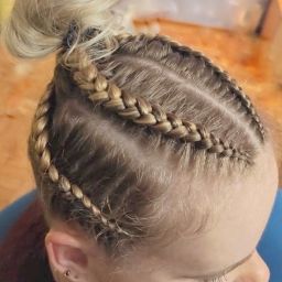 Kitka bokserska z warkoczami zaplatanymi przy skórze głowy, Oaza Piękna w Nowym Sączu