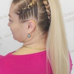 Wysoki blond kucyk z grubym warkoczem wzdłuż głowy