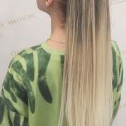 Długi blond kuc bokserski z warkoczami przy skórze głowy