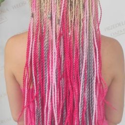 Twisty łączące blond, róż i szarość z ozdobnymi koralikami