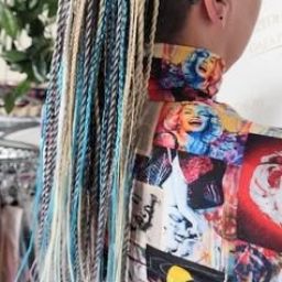 Blond twisty z niebieskimi pasmami przy wygolonym boku