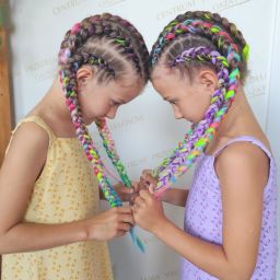 Tęczowe warkocze bokserskie u dwóch młodszych klientek