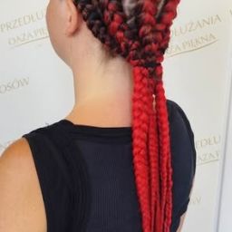 Warkocze bokserskie w ombre z czerni w intensywną czerwień