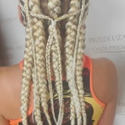 Platynowoblond warkocze bokserskie zaplecione w sześć pasm