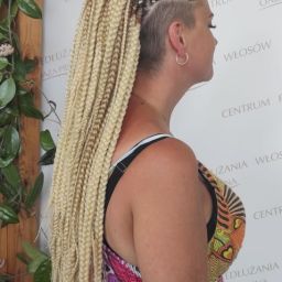 Blond warkoczyki syntetyczne z wygolonymi bokami, salon Oaza Piękna w Nowym Sączu