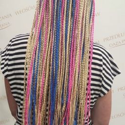 Blond warkoczyki z różowymi i niebieskimi pasmami