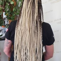 Warkoczyki w ombre z brązu w jasny blond sięgające bioder
